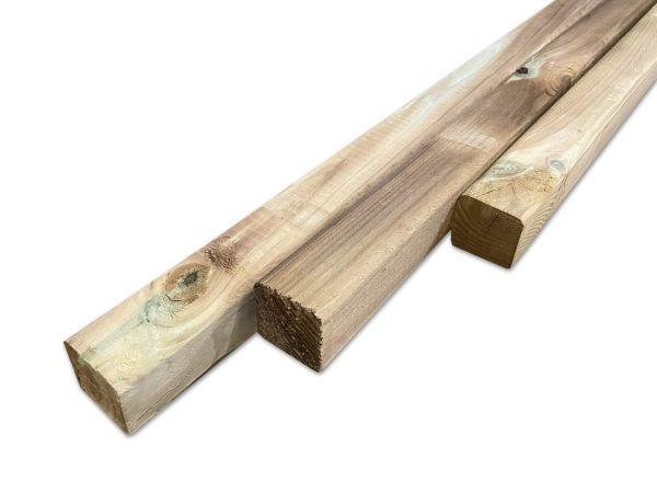 Geimpregneerde balken kopmaat 43x43 mm. Bouwie heeft een groot assortiment aan planken, balken en palen in diverse houtsoorten voor scherpe prijzen