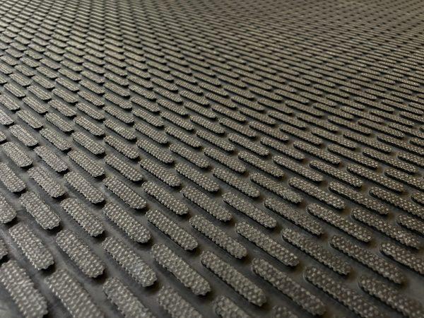 Rubber mat dicht, geschikt voor buitengebruik. Horeca en rubberen matten verkrijgbaar bij Bouwie