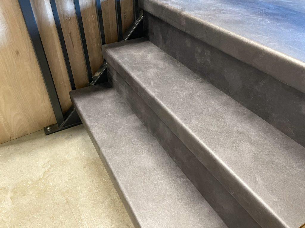 PVC overzettrede beton donker. Prachtige pvc overzettreden verkrijgbaar in 4 mooie kleuren. Eenvoudig te monteren voor een snelle renovatie van uw bestaande trap. Bij Bouwie volop verkrijgbaar voor scherpe prijzen