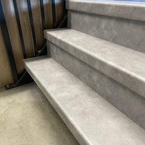 PVC overzettrede beton grijs. Prachtige pvc overzettreden verkrijgbaar in 4 mooie kleuren. Eenvoudig te monteren voor een snelle renovatie van uw bestaande trap. Bij Bouwie volop verkrijgbaar voor scherpe prijzen